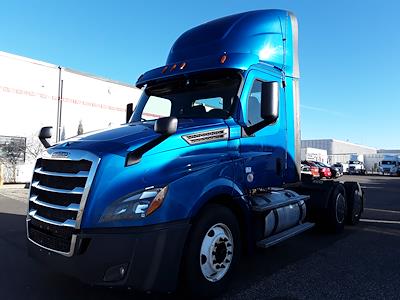 Used 2018 Freightliner Cascadia Day Cab 6x4, Semi Truck for sale #752933 - photo 1