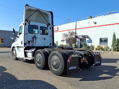 Used 2019 Freightliner Cascadia Day Cab 6x4, Semi Truck for sale #880175 - photo 2