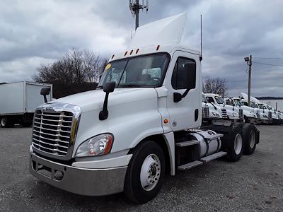 Used 2016 Freightliner Cascadia Day Cab 6x4, Semi Truck for sale #399952 - photo 1