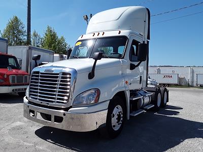 Used 2017 Freightliner Cascadia Day Cab 6x4, Semi Truck for sale #673165 - photo 1