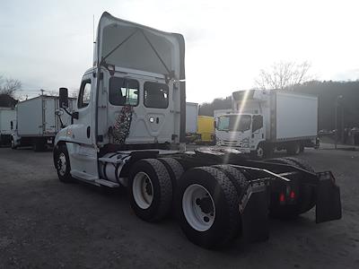 Used 2018 Freightliner Cascadia Day Cab 6x4, Semi Truck for sale #772933 - photo 2