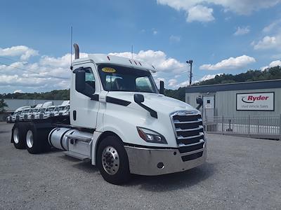 Used 2019 Freightliner Cascadia Day Cab 6x4, Semi Truck for sale #820227 - photo 1