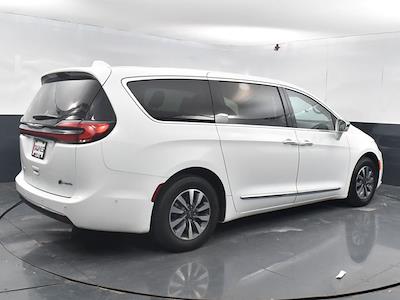 Used 2022 Chrysler Pacifica Limited FWD, Minivan for sale #16P1458 - photo 2