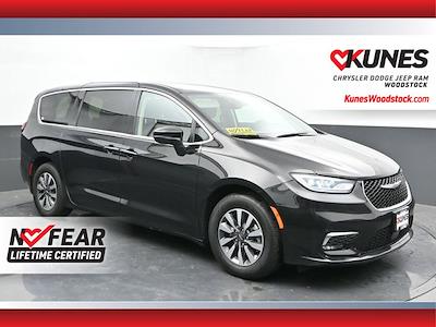 Used 2023 Chrysler Pacifica Touring L FWD, Minivan for sale #16X506 - photo 1