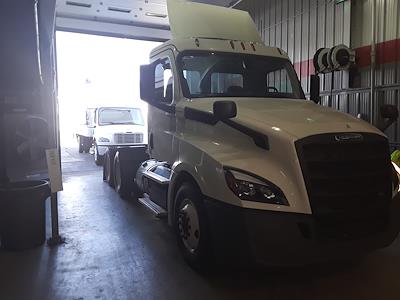 Used 2019 Freightliner Cascadia Day Cab 6x4, Semi Truck for sale #583351 - photo 1