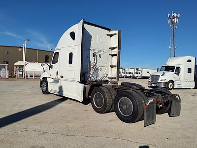 Used 2019 Freightliner Cascadia Sleeper Cab 6x4, Semi Truck for sale #875771 - photo 2