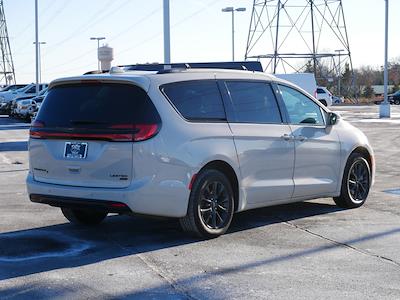 Used 2021 Chrysler Pacifica Limited AWD, Minivan for sale #Q51917 - photo 2