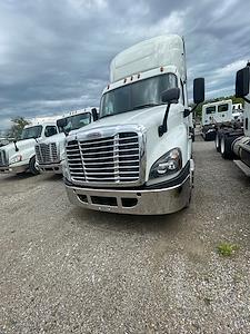 Used 2017 Freightliner Cascadia Day Cab 6x2, Semi Truck for sale #671478 - photo 1