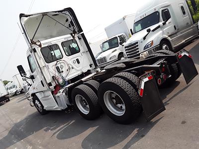 Used 2017 Freightliner Cascadia Day Cab 6x4, Semi Truck for sale #673990 - photo 2