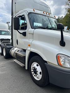 Used 2017 Freightliner Cascadia Day Cab 6x4, Semi Truck for sale #680960 - photo 1