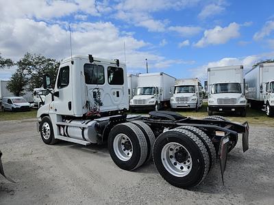Used 2017 Freightliner Cascadia Day Cab 6x4, Semi Truck for sale #666924 - photo 2