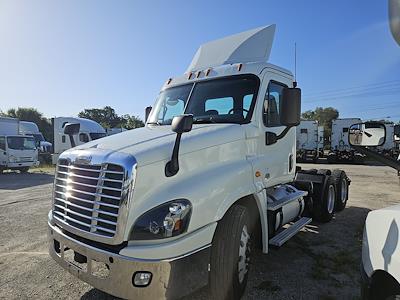 Used 2017 Freightliner Cascadia Day Cab 6x4, Semi Truck for sale #671886 - photo 1