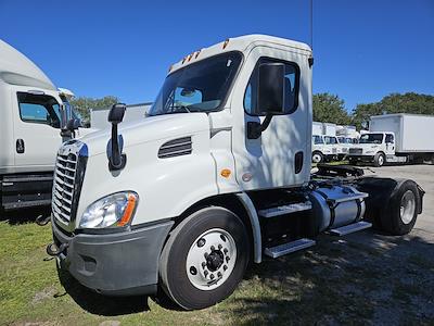 Used 2017 Freightliner Cascadia Day Cab 4x2, Semi Truck for sale #673092 - photo 1
