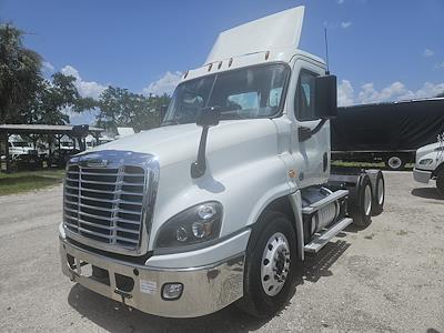 Used 2018 Freightliner Cascadia Day Cab 6x4, Semi Truck for sale #775228 - photo 1