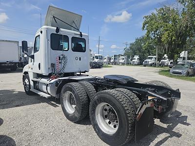 Used 2018 Freightliner Cascadia Day Cab 6x4, Semi Truck for sale #775237 - photo 2