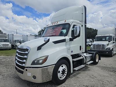 Used 2019 Freightliner Cascadia Day Cab 4x2, Semi Truck for sale #790814 - photo 1