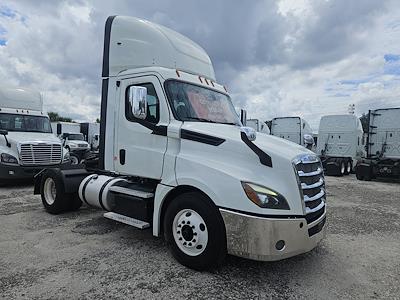 Used 2019 Freightliner Cascadia Day Cab 4x2, Semi Truck for sale #790814 - photo 2