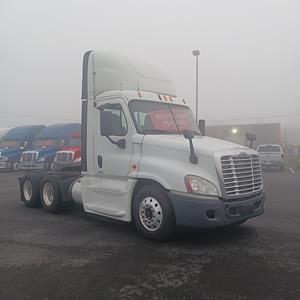 Used 2015 Freightliner Cascadia Day Cab 6x4, Semi Truck for sale #559882 - photo 1