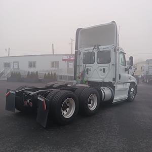 Used 2015 Freightliner Cascadia Day Cab 6x4, Semi Truck for sale #559882 - photo 2