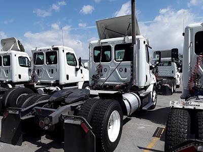 Used 2018 Freightliner Cascadia Day Cab 4x2, Semi Truck for sale #753540 - photo 2