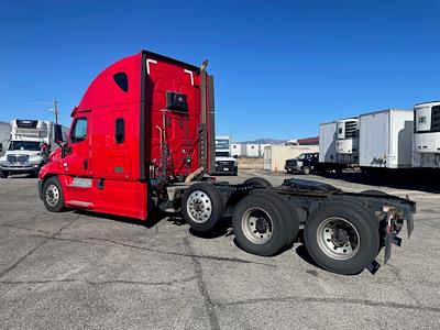 Used 2019 Freightliner Cascadia Sleeper Cab 8x4, Semi Truck for sale #809605 - photo 2