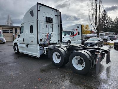 Used 2018 Freightliner Cascadia Sleeper Cab 6x4, Semi Truck for sale #749596 - photo 2