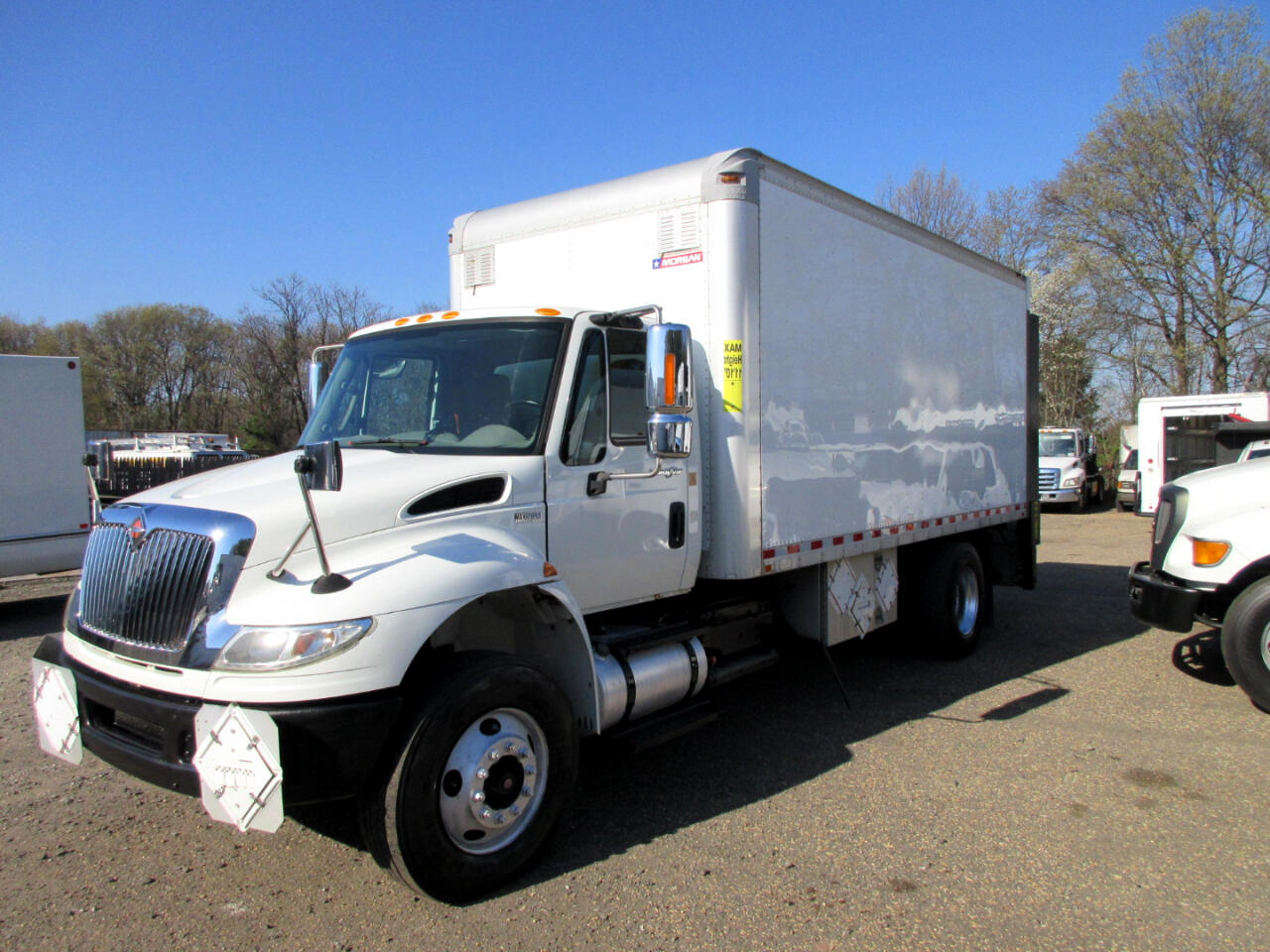 2005 INTERNATIONAL 4400 S/A BUCKET TRUCK, DT466, Diesel, Automatic