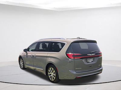 Used 2021 Chrysler Pacifica Pinnacle FWD, Minivan for sale #19AC3216 - photo 2