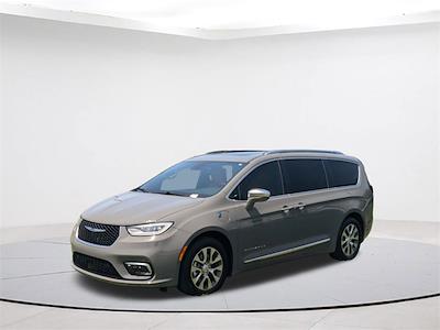 Used 2021 Chrysler Pacifica Pinnacle FWD, Minivan for sale #19AC3216 - photo 1