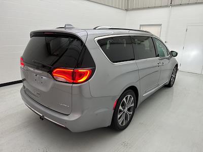 Used 2017 Chrysler Pacifica Limited FWD, Minivan for sale #24B7477B - photo 2