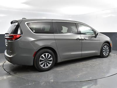 Used 2022 Chrysler Pacifica Touring L FWD, Minivan for sale #25P2483 - photo 2