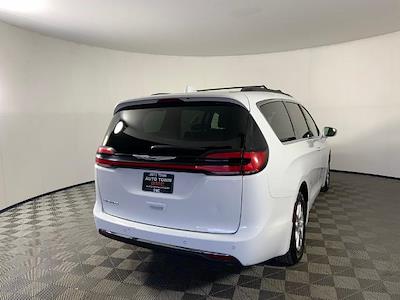 Used 2022 Chrysler Pacifica Touring L FWD, Minivan for sale #GP8198 - photo 2