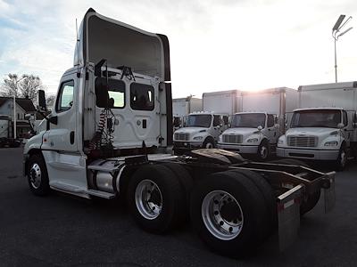 Used 2015 Freightliner Cascadia Day Cab 6x4, Semi Truck for sale #573177 - photo 2