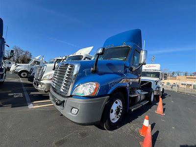 Used 2015 Freightliner Cascadia Day Cab 4x2, Semi Truck for sale #343117 - photo 1