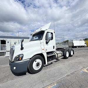 Used 2019 Freightliner Cascadia Day Cab 6x4, Semi Truck for sale #829326 - photo 1