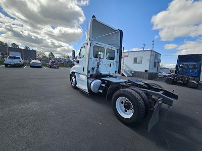 Used 2014 Freightliner Cascadia Day Cab 4x2, Semi Truck for sale #321958 - photo 2