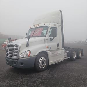 Used 2015 Freightliner Cascadia Day Cab 6x4, Semi Truck for sale #559882 - photo 1