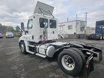 Used 2016 Freightliner Cascadia Day Cab 4x2, Semi Truck for sale #663403 - photo 2