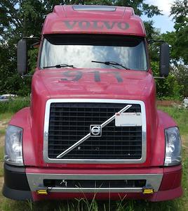 Used 2006 Volvo VNL 6x4, Semi Truck for sale #CMT0B7V111729 - photo 2