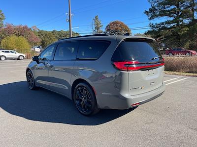 Used 2023 Chrysler Pacifica Touring L FWD, Minivan for sale #PJ1218ADR - photo 2