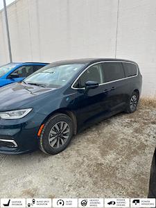 Used 2022 Chrysler Pacifica Hybrid Touring L FWD, Minivan for sale #BC7845 - photo 1